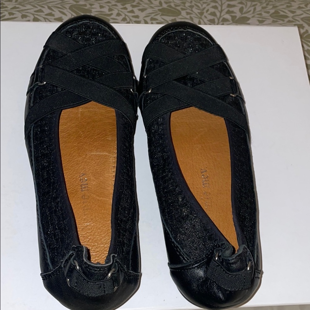 bernie mev. Black Flats with Classic Design